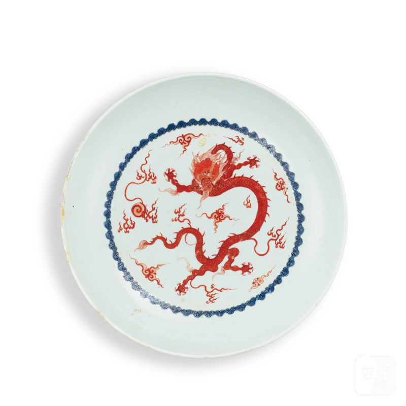 An iron-red-decorated 'dragon' dish, Qing dynasty, Kangxi period | 清康熙 礬紅龍紋青花雲頭紋盤 《大明成化年製》仿款 - 图1